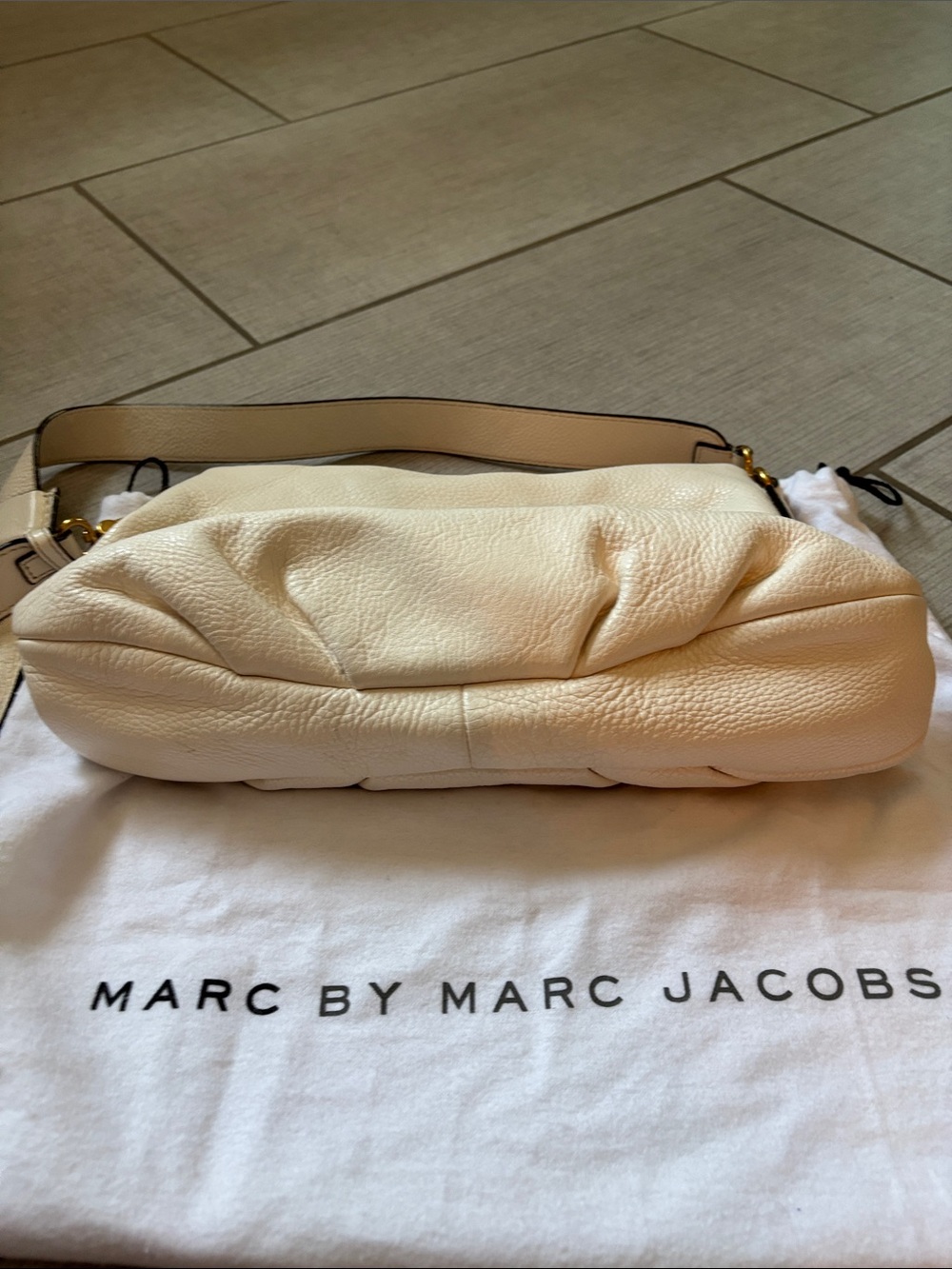 Marc by Marc Jacobs Cream Pebbled Leather Shoulder Bag with Gold Plate - Picture 9 of 10